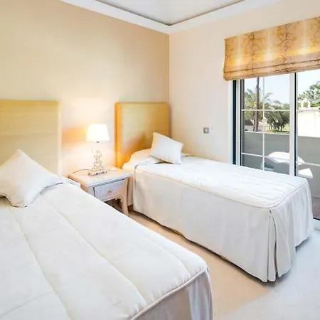 别墅 Sleeps 6 Pool Air Con T607837